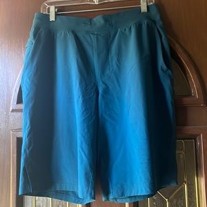 Lululemon T.H.E. Linerless Short 9” size L color Storm Teal